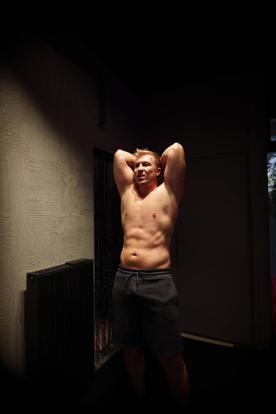 ACK Fitness kurucusunun stüdyo ışıklandırması altında çekilmiş portresi
