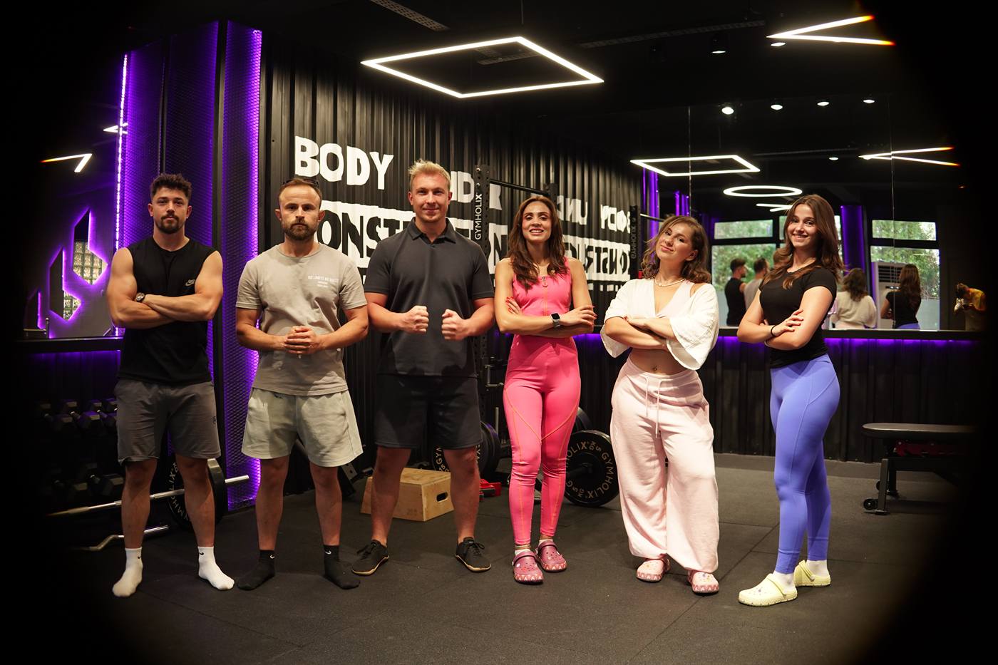 ACK Fitness antrenörlerinin stüdyoda birlikte çekilmiş ekip fotoğrafı